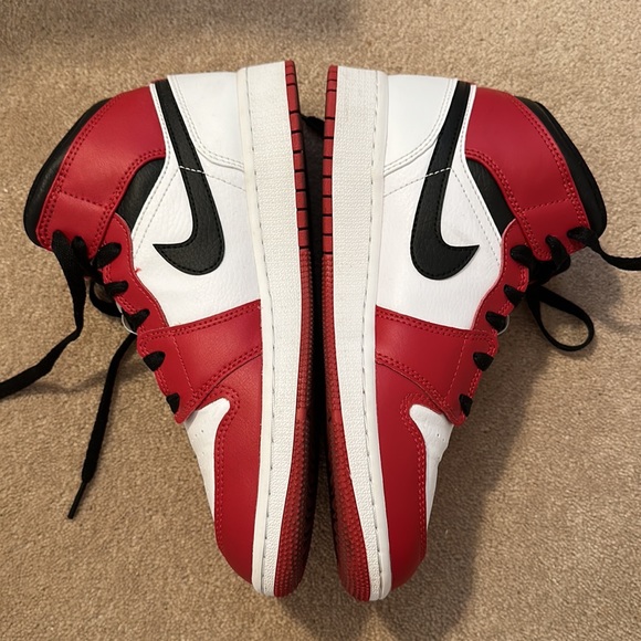 Authentic Air Jordan 1 mid Chicago - Picture 3 of 4